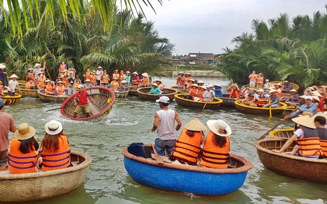 Du lịch Đà Nẵng: Thuê thuyền thúng rừng dừa Bảy Mẫu giá rẻ